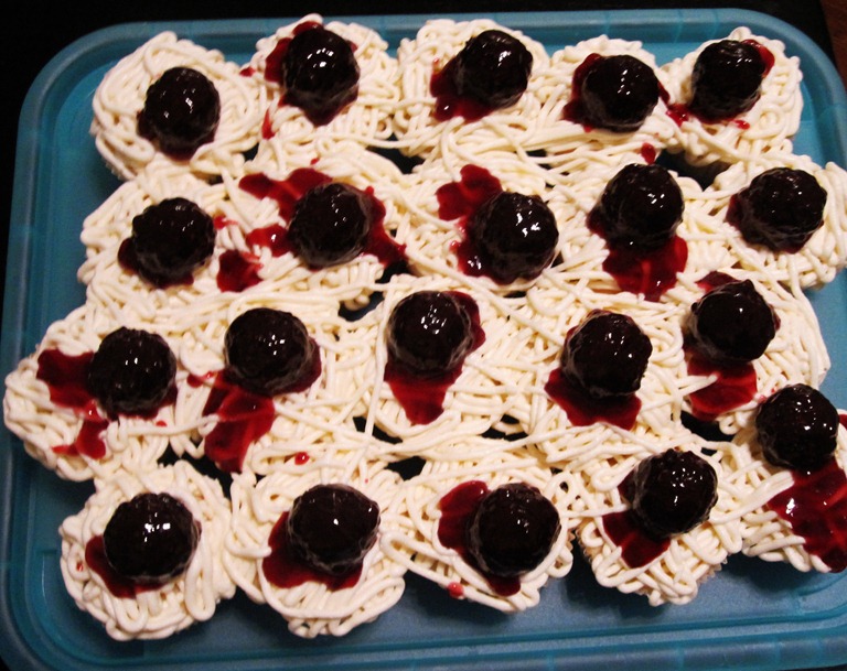 [tray of spaghetti cupcakes[10].jpg]
