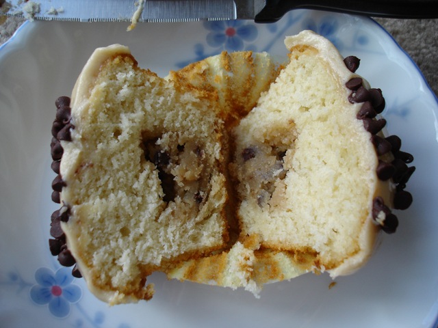 [Chocolate Chip Cookie Dough Cupcakes (13)[2].jpg]