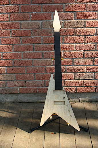 2010.03.11 Update: The neck has been carved and the fretboard bound and radiused!