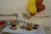 A mesa da festa teve comida para os humanos e para os caninos