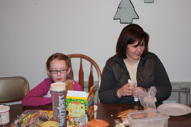 [12-31-09 Gingerbread houses (2)[2].jpg]