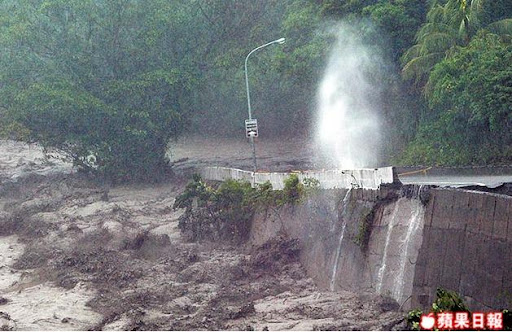 台東縣金峰鄉嘉蘭村對外唯一道路被山洪沖刷,路基流失,洪水沖撞路基噴出丈高水花。汪智博攝.jpg 台東縣金峰鄉嘉蘭村對外唯一道路被山洪沖刷,路基流失,洪水沖撞路基噴出丈高水花。汪智博攝