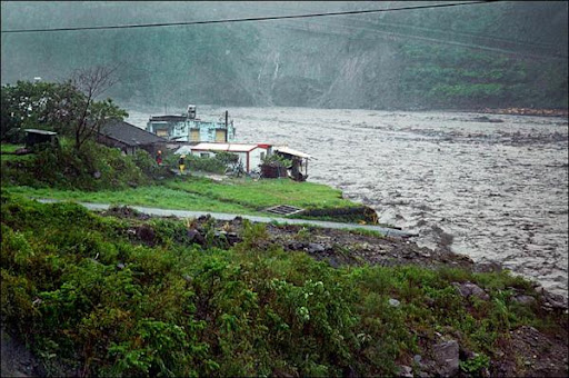 太麻里溪潰堤,嘉蘭村部份民宅已流失。.jpg 太麻里溪潰堤,嘉蘭村部份民宅已流失。