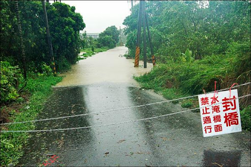 南縣山區豪雨,溪水暴漲,多處過水橋緊急封橋.jpg 南縣山區豪雨,溪水暴漲,多處過水橋緊急封橋