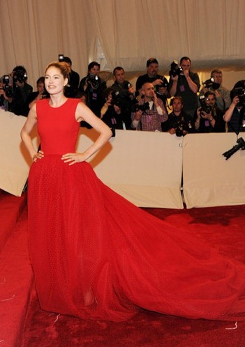 [Doutzen Kroes in red Giambattista Valli gown at the 2011 met gala_thumb[1][11].jpg]