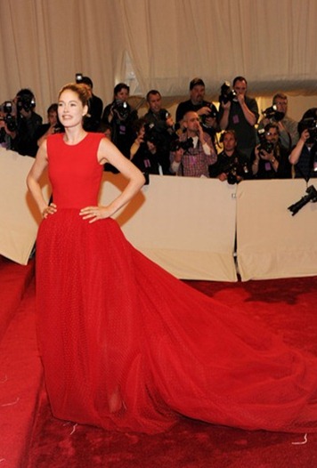 Doutzen Kroes in red Giambattista Valli gown at the 2011 met gala_thumb[1]