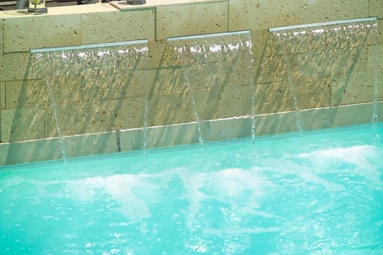 [charming-swimming-pool-fountain-powerfall-by-zodiac-pooclare-3-554x369[10].jpg]