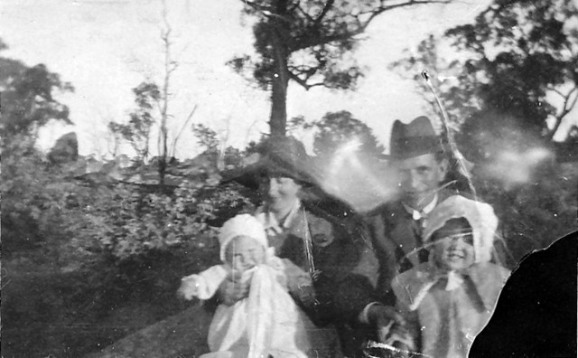 [Inverell, Edna and Phyliis with Fa and Gran[4].jpg]
