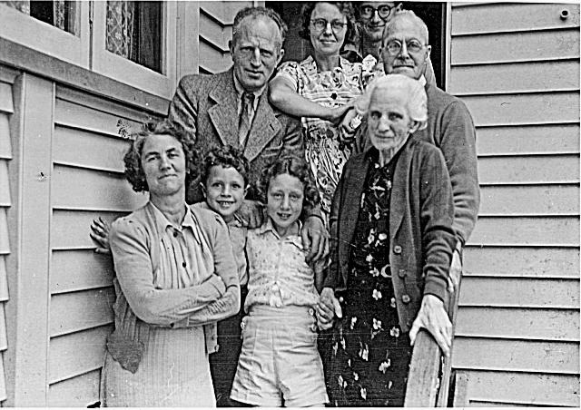[New Zealand family 1943[4].jpg]
