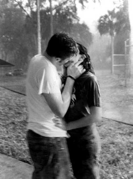 kissing_in_the_rain_by_crazywingo
