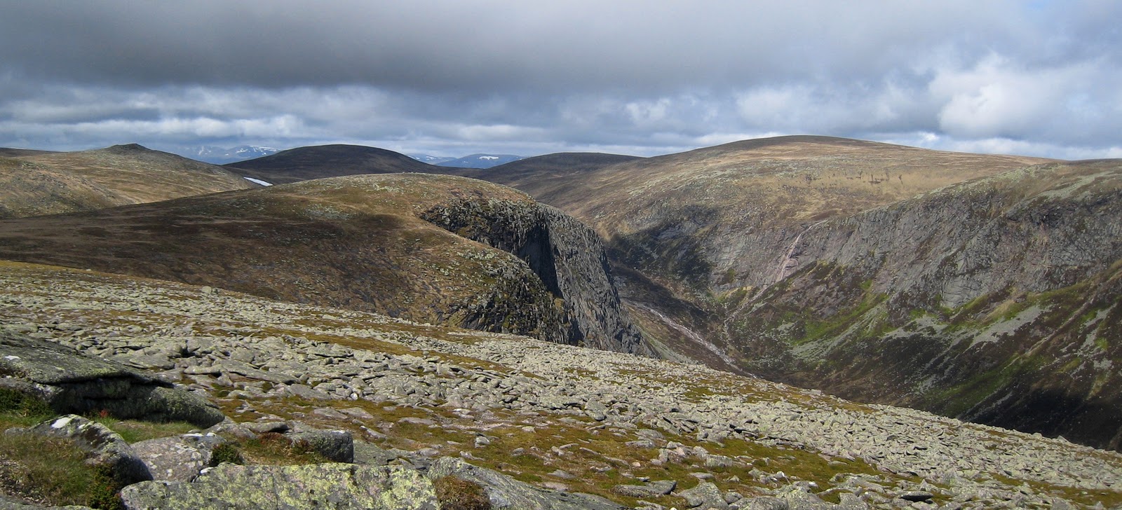 [235 Carn a' Choire Bhodheach & Creag an Dubh Loch, TGO Challenge[6].jpg]