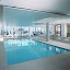Hotelpool an einem strahlenden Wintertag Hotelpool an einem strahlenden Wintertag