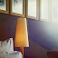 Bett mit Zimmerlampe Bett mit Zimmerlampe