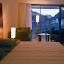 Doppelbett mit Blick auf Sitzgruppe und Fenster Doppelbett mit Blick auf Sitzgruppe und Fenster