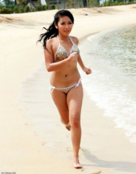 Girls_in_Bikini_Doing_a_Baywatch_Run_13.jpg