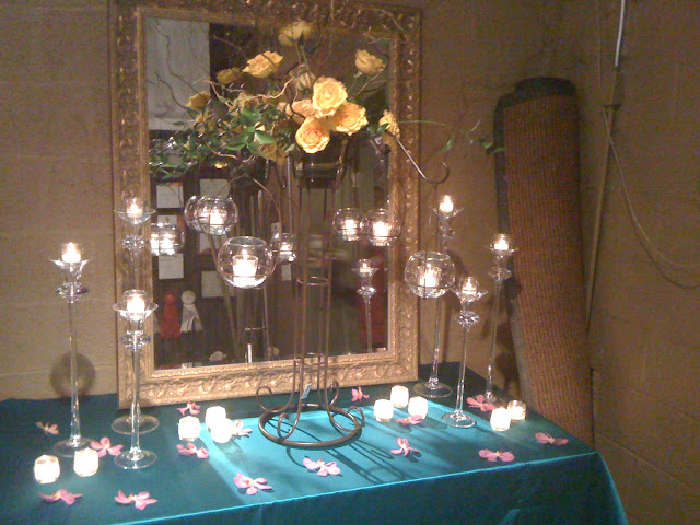 Blumz teal and yellow place card table