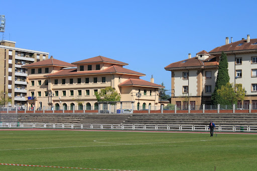 Edificio del centro desde el campo de fútbol universitario