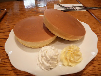 カフェテラスワコー＠人形町 Jazzの流れる下町の珈琲店。薔薇の細工が細かい。 珈琲店系ホットケーキ。  ホイップクリーム＆バター＆メープルシロップ 表面：カリカリ、中：ふっくら 評価：( ´∀｀)
