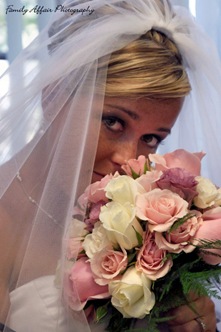 AK07 bride w bouquet