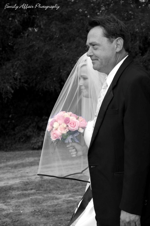 [AK08 dad walking bride[2].jpg]