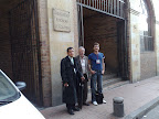 Julian Zapata, Mansur Escudero y Muhammad Escudero en la puerta de la Universidad Autónoma de Bogotá