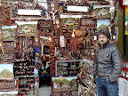 Puesto de venta de afiches religiosos