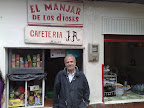 Mansur Escudero frente a un puesto de zumos