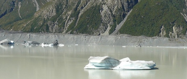 [icebergs in mount cook walk[3].jpg]