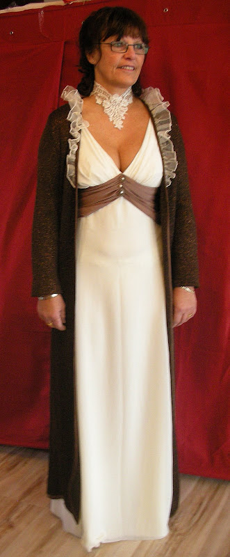Robe de mari&eacute;e en crepe avec strass et dentelle