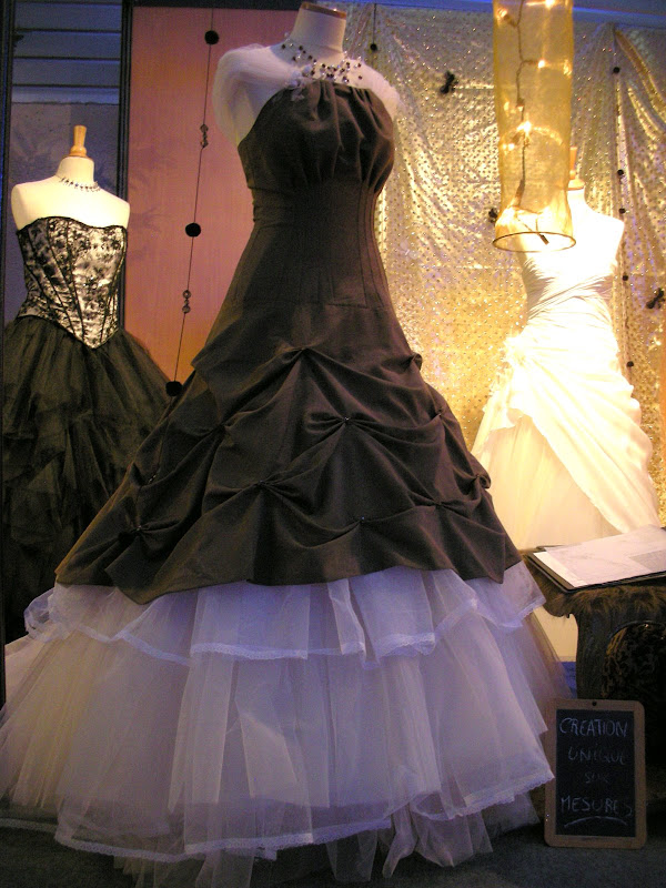robe de mari&eacute;e marron et blanche