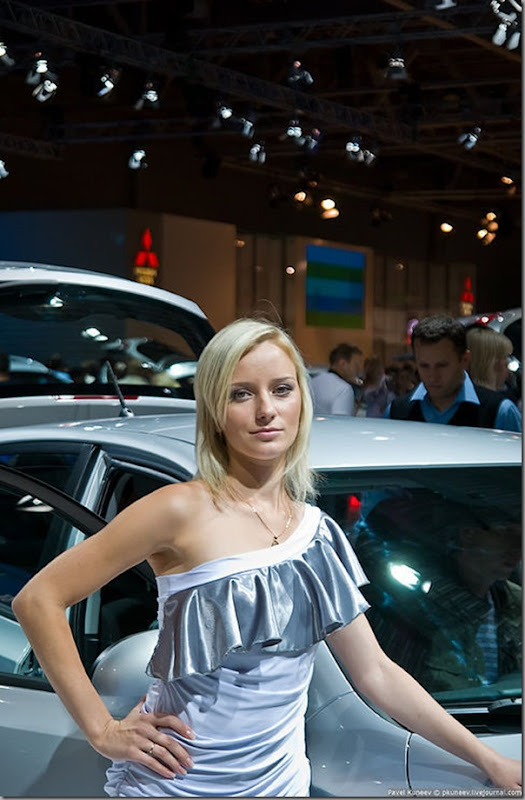 As modelos do salão do automovel na Rússia (35)