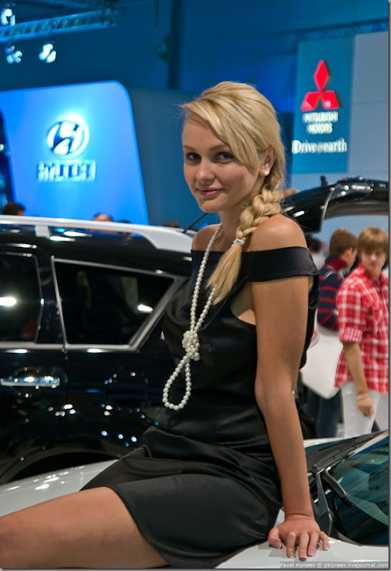 As modelos do salão do automovel na Rússia (13)