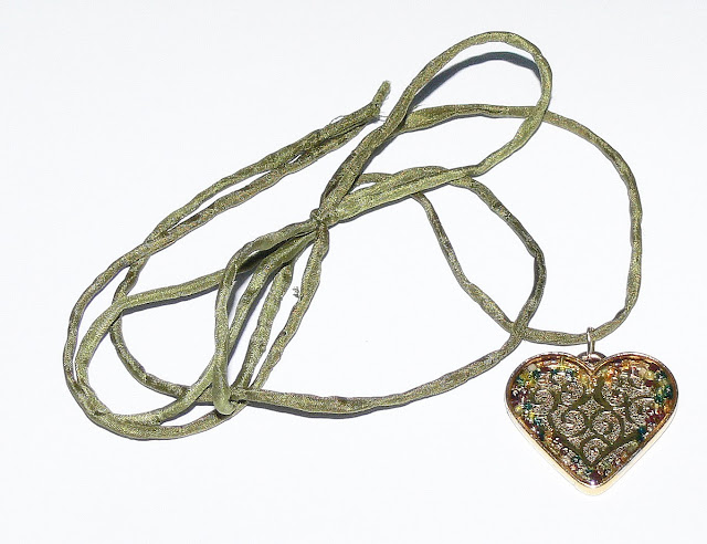 *Ritzy Resin* DIY Necklace Kit - Gold Heart
