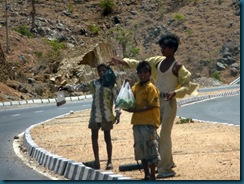 Children selling fruits on the central divider