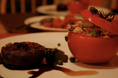 Bella composicion de tomate relleno y hongo relleno tambien...