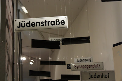 Tabliczki z nazwami ulic takimi jak Judenstrasse