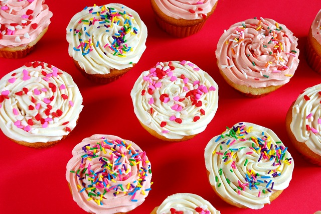 [dreamstimefree_7013735 Cupcakes[3].jpg]