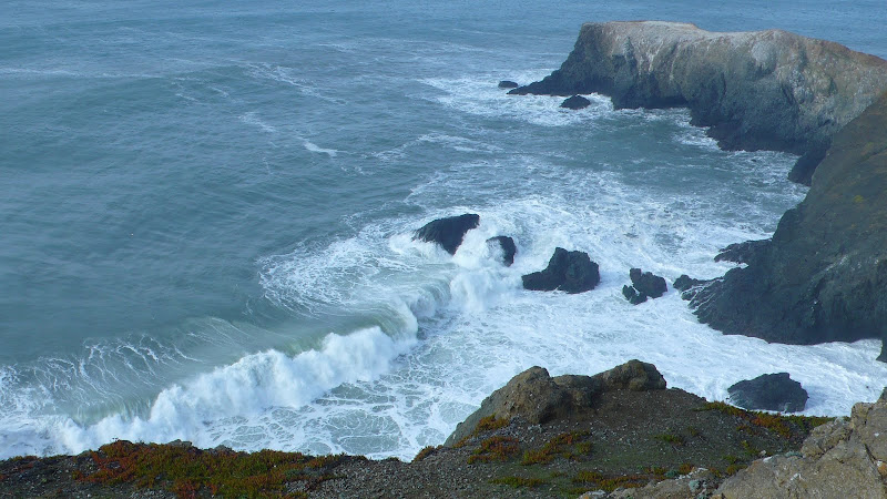 there is strong tide and wave today, very windy