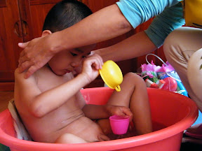 baby played with water.