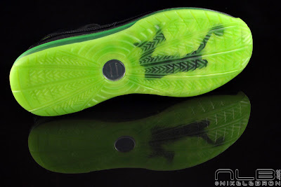 lebron7 dunkman 30 web Breaking News: Dunkman Max LeBron VII Released at NDC Europe!