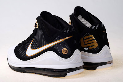 nike air max lebron 7 gr white black gold 6 02 2010 NBA All Star: King James with the Black/White/Gold AMLVII