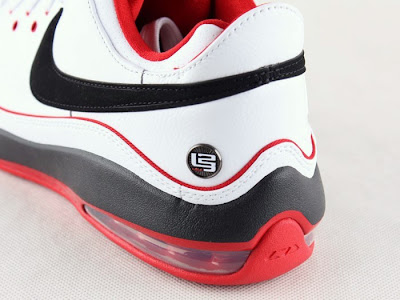 nike air max lebron 7 low gr white black red 1 09 Nike LeBron VII Low White/Black/Red General Release Version