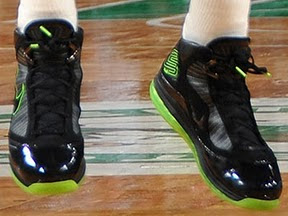 timeline 100404 shoe lebron7 dunkman 2009 10 Timeline
