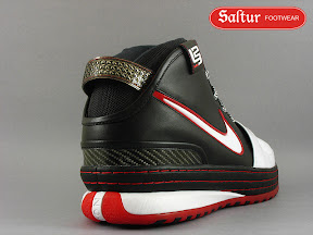 nike zoom lebron 6 gr black white red 9 03 Nike Zoom LeBron VI KIDS vs MENS Comparison
