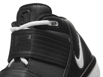 nike zoom soldier 3 gr black white 1 08 New Nike Soldier 3s   Triple Black and Black/White Colorways