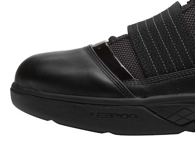 nike zoom soldier 3 gr triple black 1 02 New Nike Soldier 3s   Triple Black and Black/White Colorways