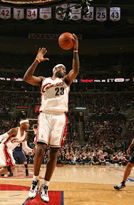 Amazing Encore LeBron and Co. Cruise By Hawks in the Series Opener lebron james nba 090505 cle vs atl 08 game 1 Amazing Encore LeBron and Co. Cruise By Hawks in the Series Opener