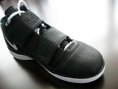 nike zoom soldier 3 gr black white 2 03 Real Photos of the Black and White Nike Zoom Soldier 3