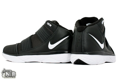 nike zoom soldier 3 gr black white 5 09 Detailed Look at Asia Exclusive Black and White Nike Soldier 3