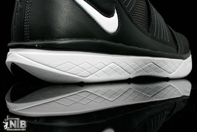 nike zoom soldier 3 gr black white 5 14 Detailed Look at Asia Exclusive Black and White Nike Soldier 3